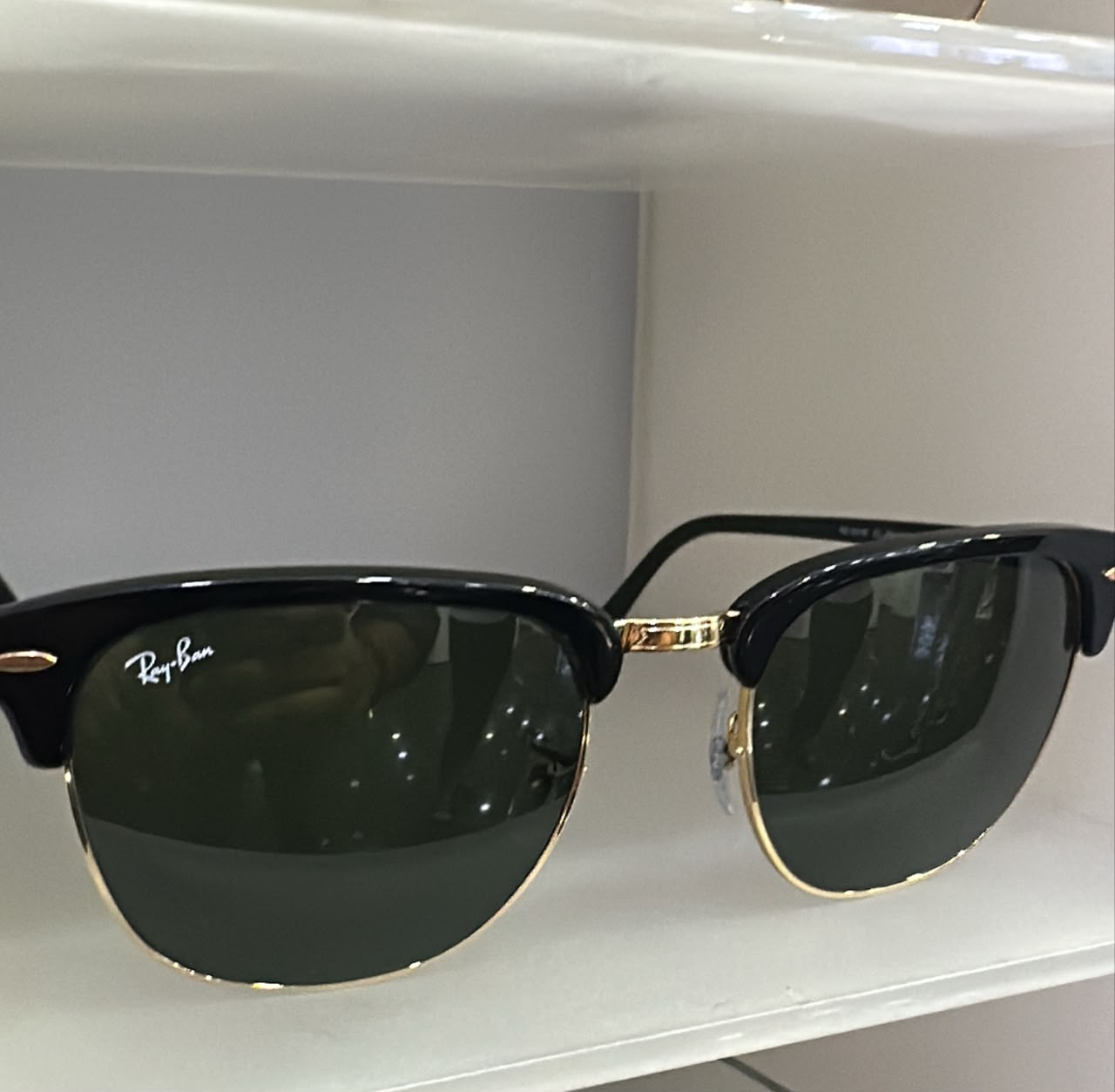 Ray-Ban Clubmaster RB3016 — Black Gold Green Classic. Para Hombre